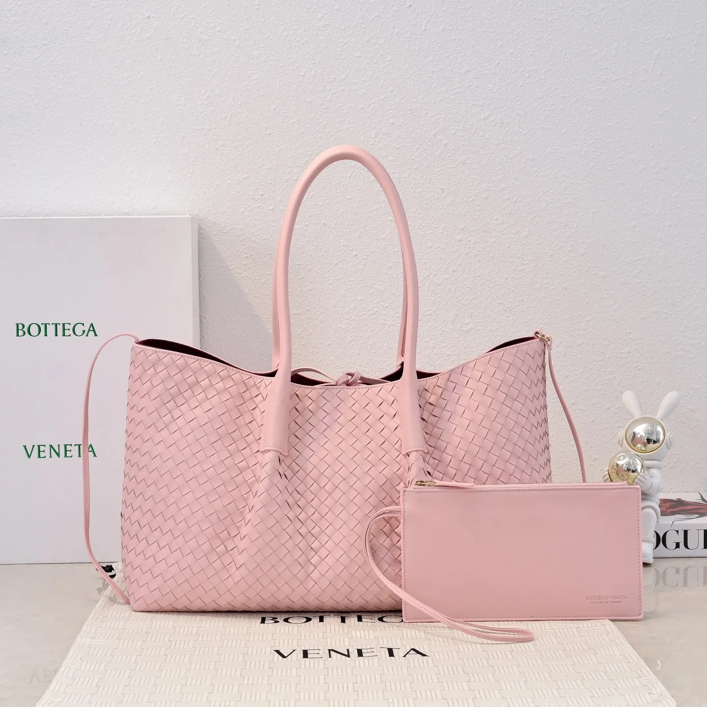 Batch 2660 Bv 2025 early spring series Pinacoteca medium tote handbag. The front is made of classic Intreccia woven cow leather. It is low-key and luxurious. The flip side is made of warm suede. It instantly switches to a lazy and casual style. It has a large internal capacity. It is no pressure to carry a computer for commuting. It is also thoughtfully matched with a small detachable bag. It feels full and full of security. The woven texture is so delicate that you can't put it down. The highlight is that it is super versatile. Come and get your new bag😝 Model: 7166 Size: 23*43*14.5cm
